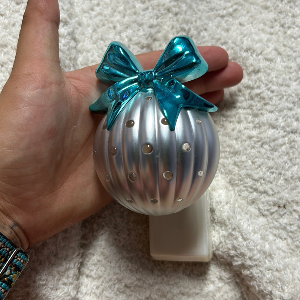 BATH AND BODY PLUG IN
